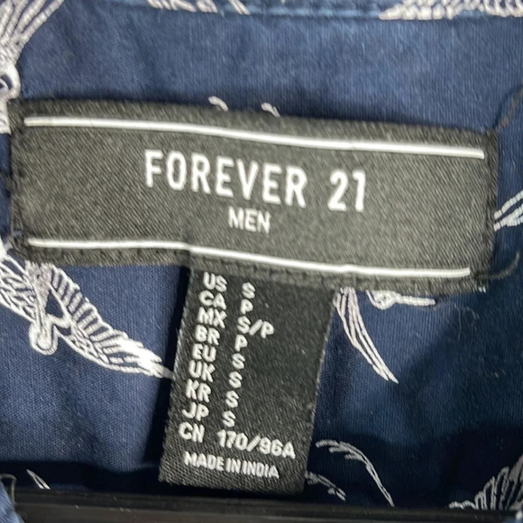 FOREVER 21 Mens Crane Print Shirt Navy Blue Short Sleeve Button Down Hawaiian S - Picture 6 of 9